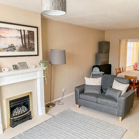 Station Road - 3 Bedrooms With Parking & Garden
