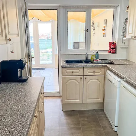 Station Road - 3 Bedrooms With Parking & Garden Ferienhaus *