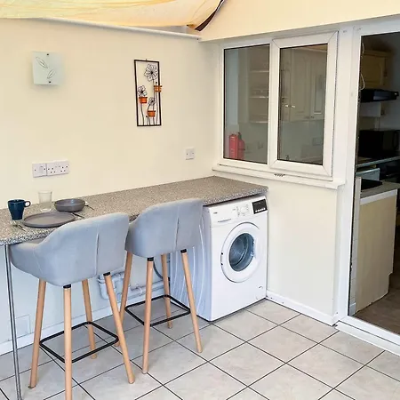 Station Road - 3 Bedrooms With Parking & Garden * Bristol