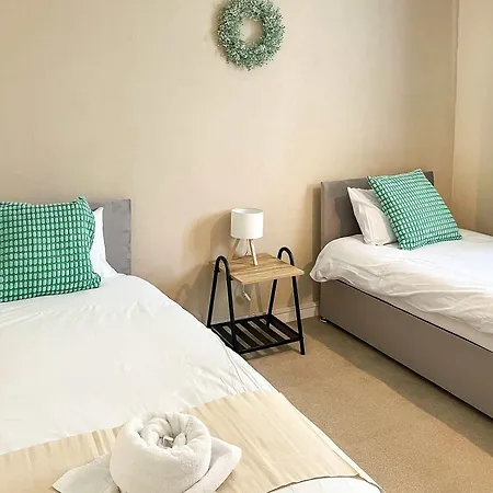 Station Road - 3 Bedrooms With Parking & Garden Ferienhaus *