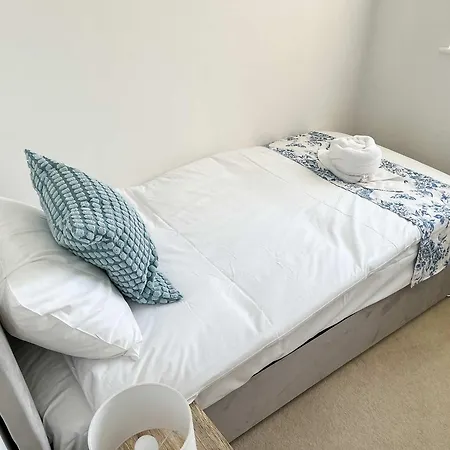 Station Road - 3 Bedrooms With Parking & Garden * Bristol