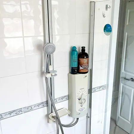 Station Road - 3 Bedrooms With Parking & Garden Bristol