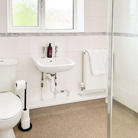 Ferienhaus Station Road - 3 Bedrooms With Parking & Garden