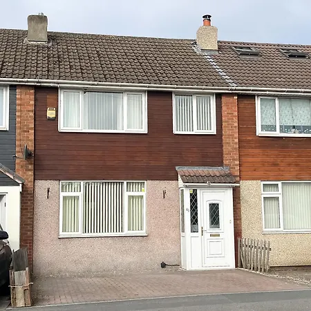 Station Road - 3 Bedrooms With Parking & Garden *